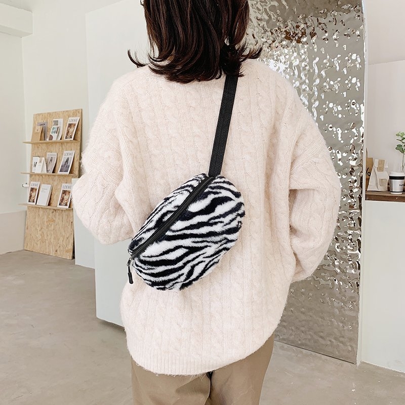 Ženska crossbody torbica od pliša, Dumpling Bag stil, školjkasti oblik, zatvaranje na zip, poliester podstava