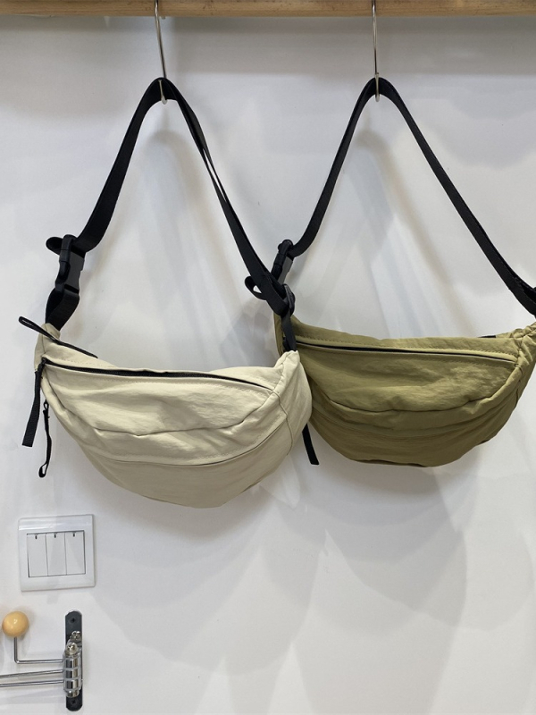 Dumpling torba, gradski stil, crossbody torba od najlona, zatvarač, trodimenzionalni dizajn