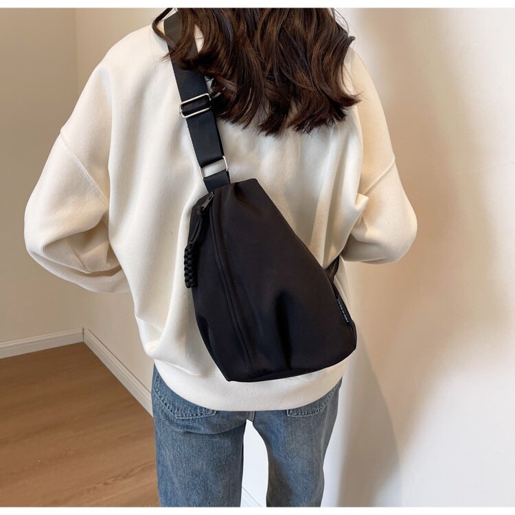 Crossbody torba s resicama i plisiranim dizajnom, unisex, Oxford platno, proljeće 2025, svakodnevna upotreba