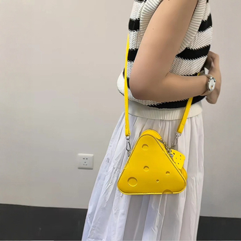 Crossbody torbica od PU, trokutasti oblik, zatvarač, trodimenzionalni izgled, bez podstave, proljeće 2024, gradski jednostavan stil
