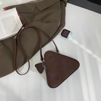 Crossbody torbica od PU, trokutasti oblik, zatvarač, trodimenzionalni izgled, bez podstave, proljeće 2024, gradski jednostavan stil