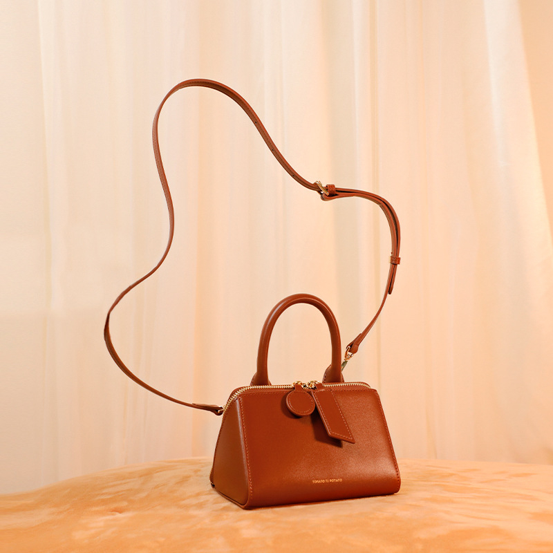 Ženska torbica od praveće kože, crossbody – horizontalno kvadratnog oblika, zatvarač, dvostruka koža, jedna naramenica, TOMATO&POTATO
