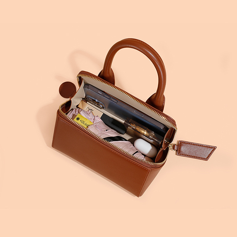 Ženska torbica od praveće kože, crossbody – horizontalno kvadratnog oblika, zatvarač, dvostruka koža, jedna naramenica, TOMATO&POTATO