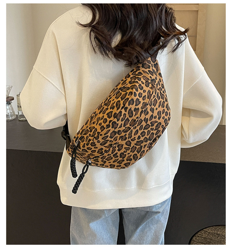 Leopard print crossbody torba, vanjski materijal najlon, podstava poliester, zatvarač, unutarnji džep sa zatvaračem i džep za ID karticu, mekana konstrukcija, zimska kolekcija 2024