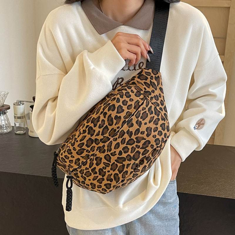 Leopard print crossbody torba, vanjski materijal najlon, podstava poliester, zatvarač, unutarnji džep sa zatvaračem i džep za ID karticu, mekana konstrukcija, zimska kolekcija 2024
