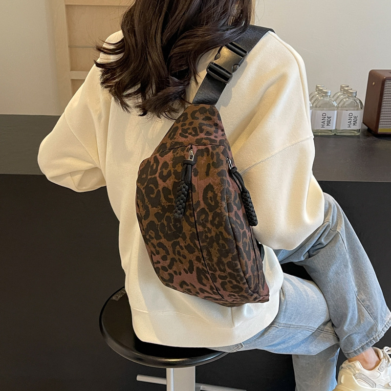 Leopard print crossbody torba, vanjski materijal najlon, podstava poliester, zatvarač, unutarnji džep sa zatvaračem i džep za ID karticu, mekana konstrukcija, zimska kolekcija 2024