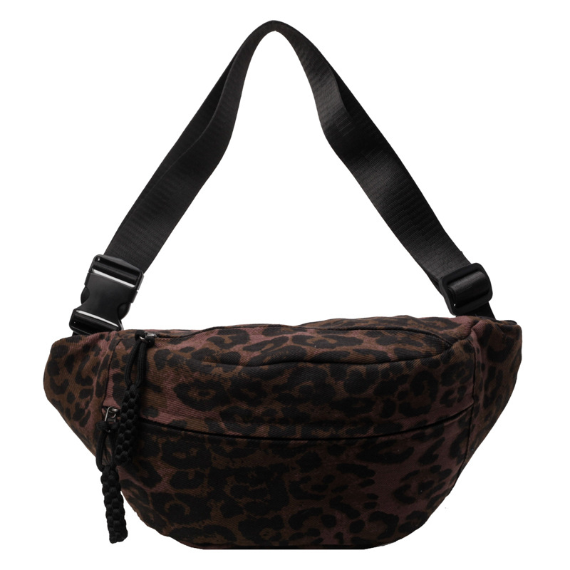 Leopard print crossbody torba, vanjski materijal najlon, podstava poliester, zatvarač, unutarnji džep sa zatvaračem i džep za ID karticu, mekana konstrukcija, zimska kolekcija 2024