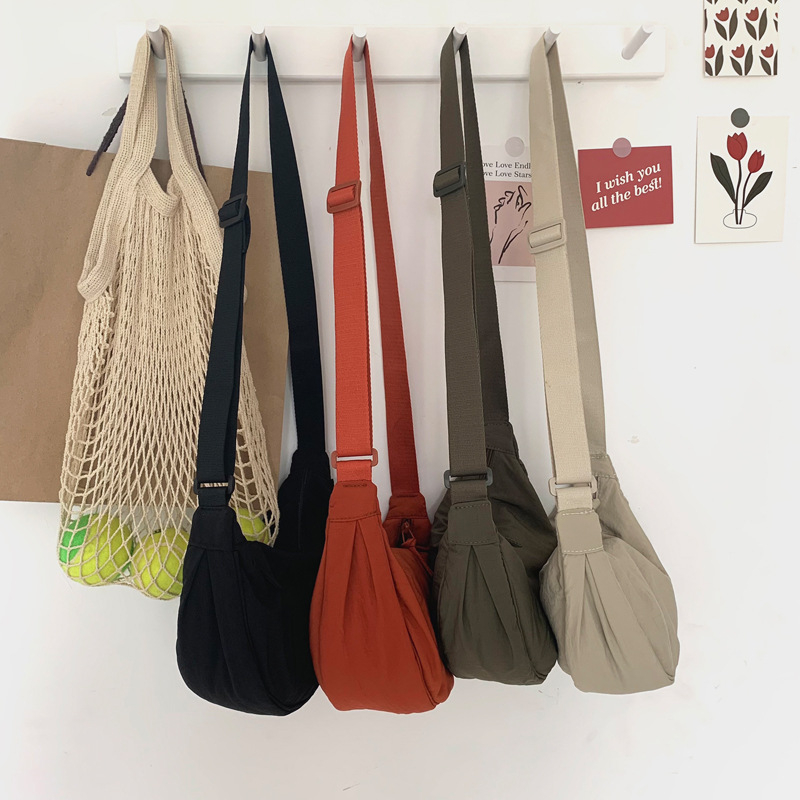 Dumpling crossbody torbica od najlona, jednostavan diagonalan stil, horizontalni kvadratni oblik, zatvarač, unutarnji džepovi za telefon i ID, s unutarnjim slojem, Proljeće 2025