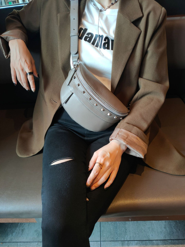 Ženska Dumpling torbica od prave kože, crossbody torba s lančanim remenom, mekana koža, zatvarač, unutarnji džep sa zipom i džep za identifikaciju
