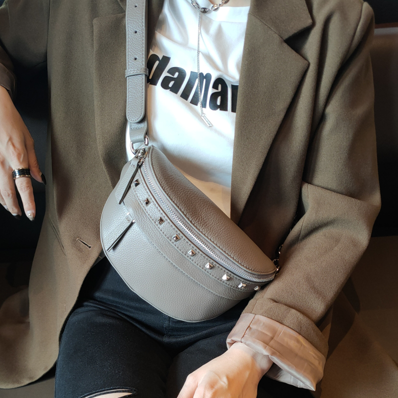 Ženska Dumpling torbica od prave kože, crossbody torba s lančanim remenom, mekana koža, zatvarač, unutarnji džep sa zipom i džep za identifikaciju