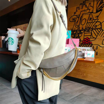 Ženska disko crossbody torbica od mekane prave kože s lancem, zatvaranje na zip, unutarnji pretinci: zip pretinac, pretinac za telefon i karticu