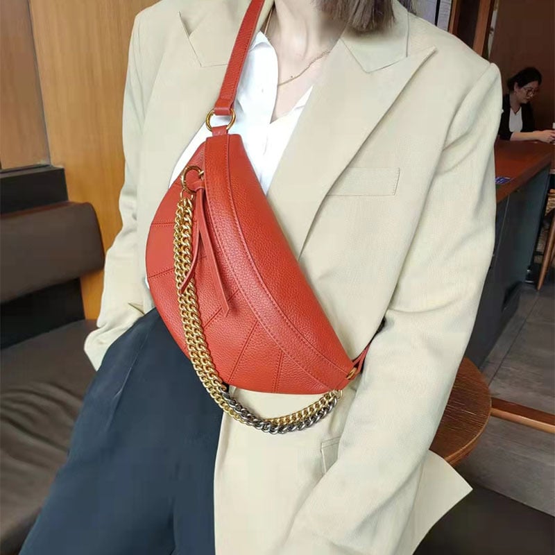 Ženska disko crossbody torbica od mekane prave kože s lancem, zatvaranje na zip, unutarnji pretinci: zip pretinac, pretinac za telefon i karticu