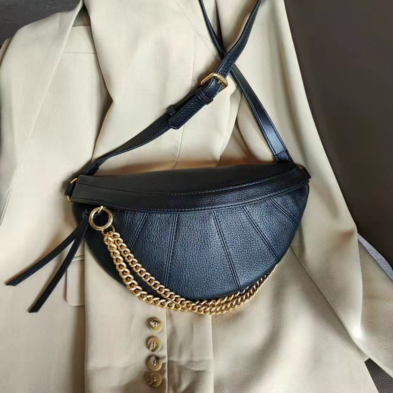 Ženska disko crossbody torbica od mekane prave kože s lancem, zatvaranje na zip, unutarnji pretinci: zip pretinac, pretinac za telefon i karticu