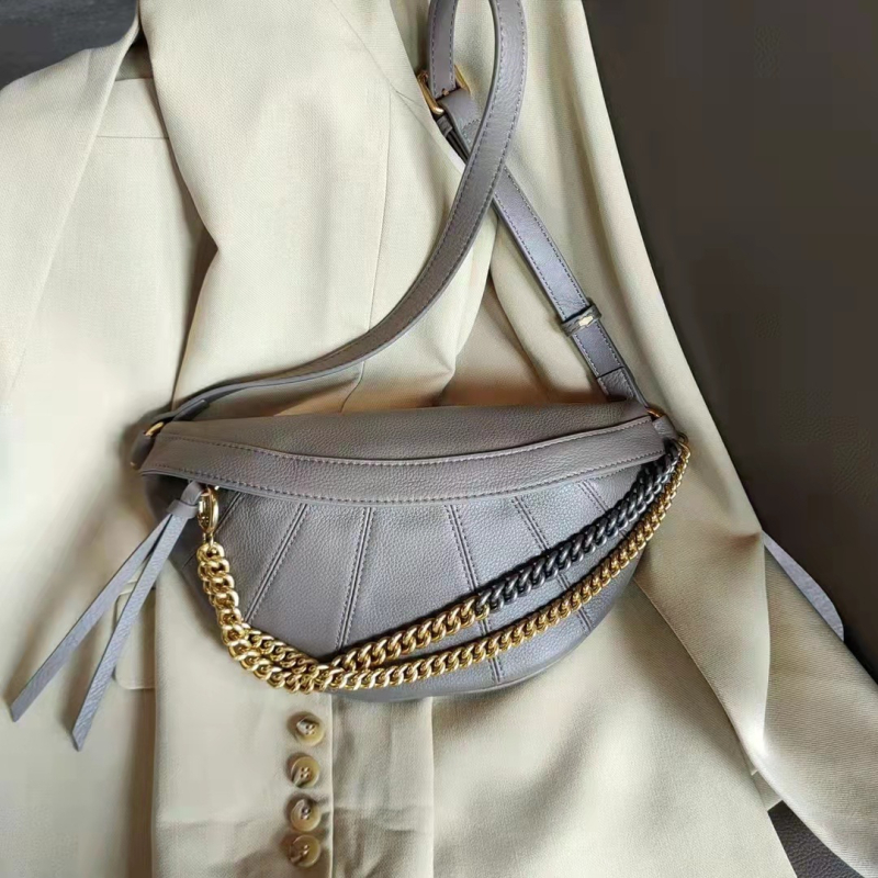 Ženska disko crossbody torbica od mekane prave kože s lancem, zatvaranje na zip, unutarnji pretinci: zip pretinac, pretinac za telefon i karticu