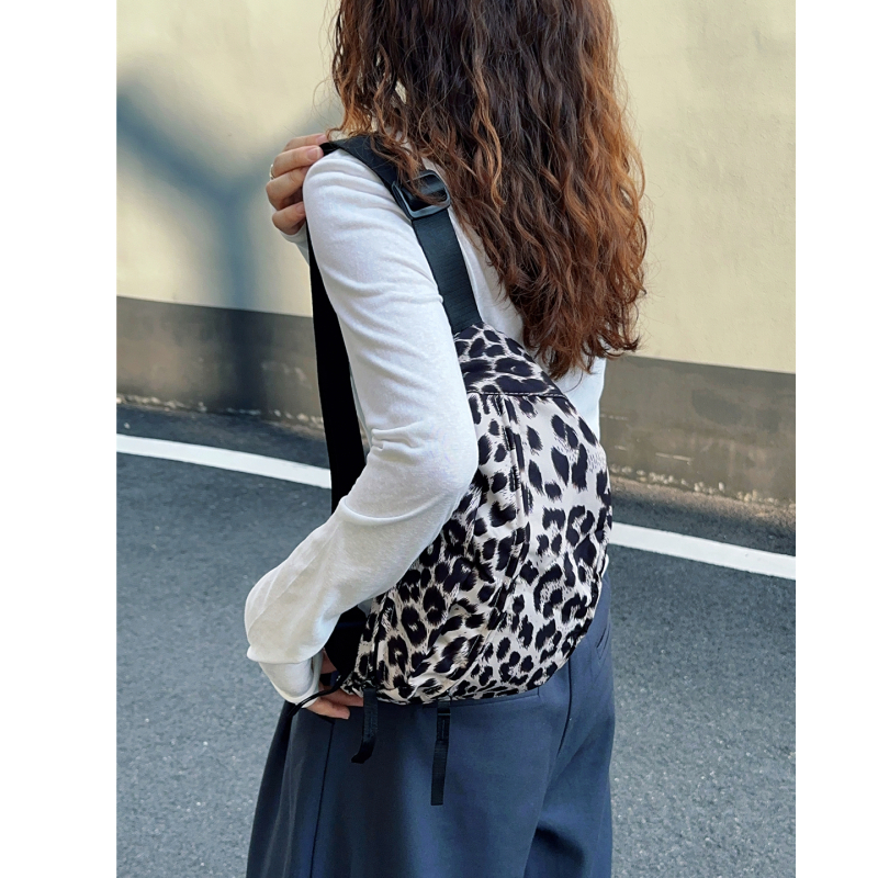 Ženska crossbody torba, leopard uzorak, korejski stil pleteni, lagana, velika kapaciteta, poliester, zatvaranje na zip, unutarnja džep s zipom
