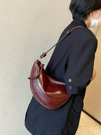PU trokutasta torbica u street-fashion stilu, sa zipom i poliesterskom podstavom