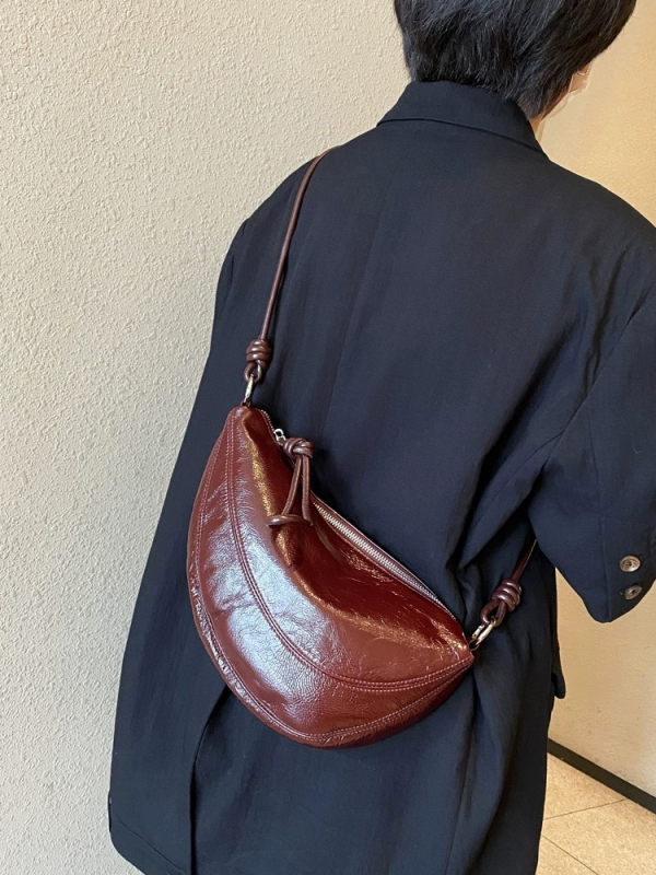 PU trokutasta torbica u street-fashion stilu, sa zipom i poliesterskom podstavom
