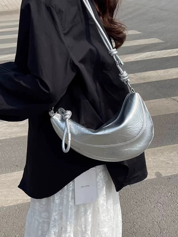 PU trokutasta torbica u street-fashion stilu, sa zipom i poliesterskom podstavom