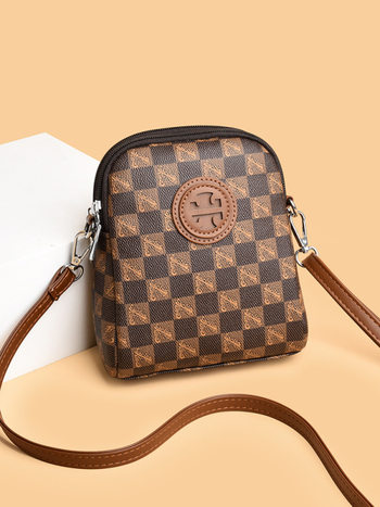 PVC crossbody torbica, uspravnog kvadrantnog oblika, zatvarač, pretinci za telefon i dokumente