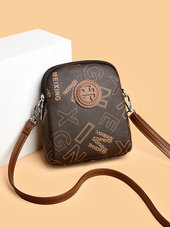 PVC crossbody torbica, uspravnog kvadrantnog oblika, zatvarač, pretinci za telefon i dokumente