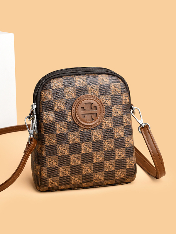 PVC crossbody torbica, uspravnog kvadrantnog oblika, zatvarač, pretinci za telefon i dokumente
