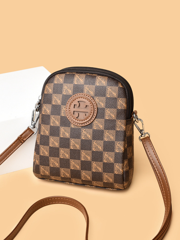 PVC crossbody torbica, uspravnog kvadrantnog oblika, zatvarač, pretinci za telefon i dokumente