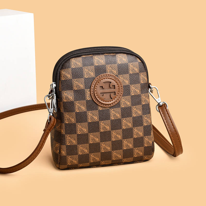 PVC crossbody torbica, uspravnog kvadrantnog oblika, zatvarač, pretinci za telefon i dokumente