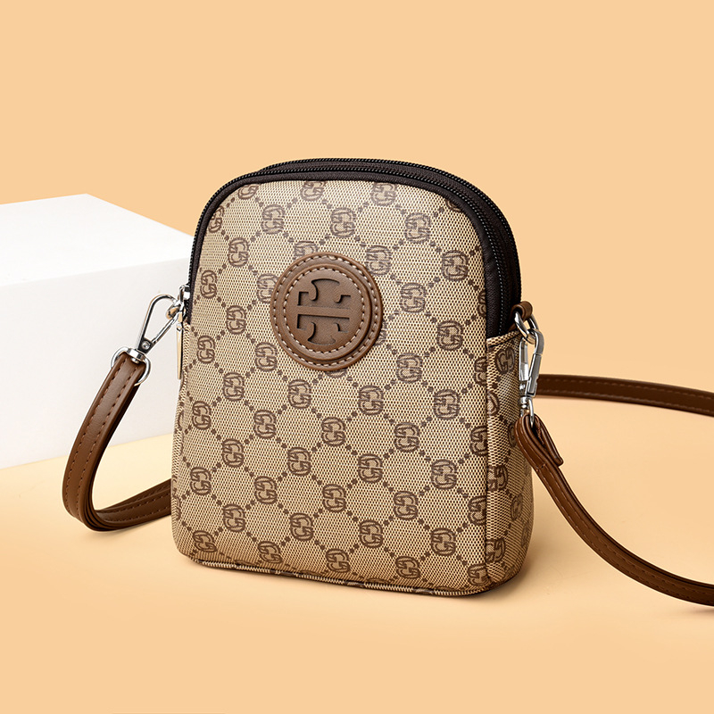 PVC crossbody torbica, uspravnog kvadrantnog oblika, zatvarač, pretinci za telefon i dokumente
