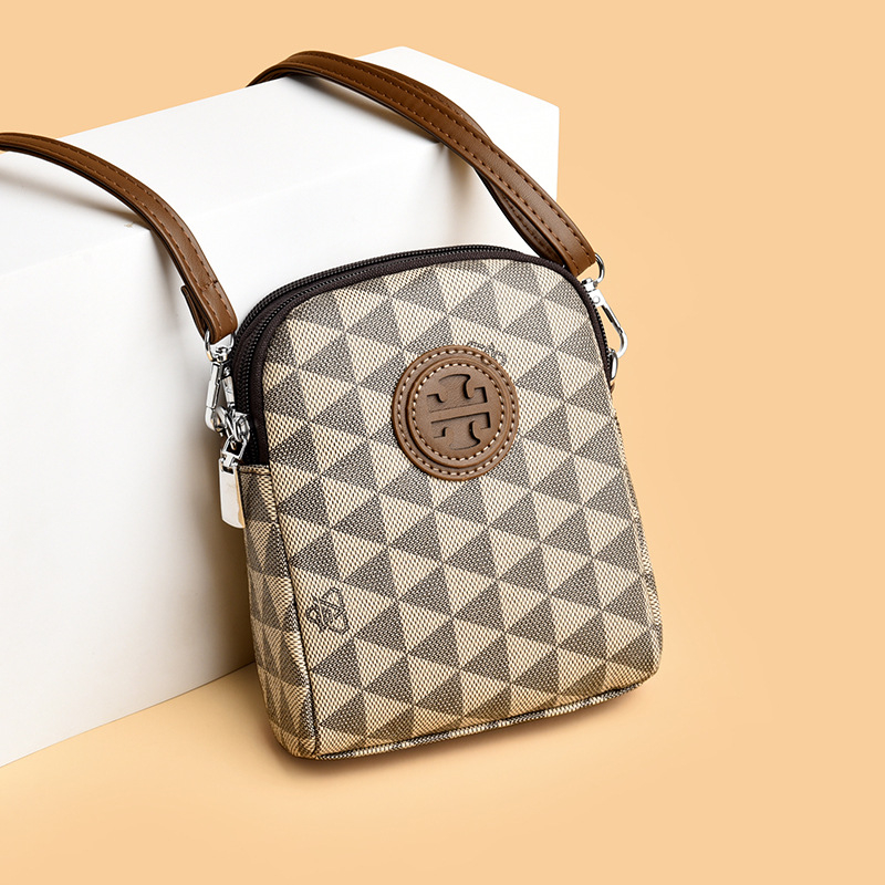 PVC crossbody torbica, uspravnog kvadrantnog oblika, zatvarač, pretinci za telefon i dokumente