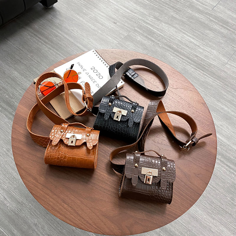 Ženska pojas torbica s uzorkom krokodila od PU kože, mini lančani ukras, crossbody mala torba (Materijal: PU; Podstava: sintetička koža; Otvaranje: magnetska kopča; Vanjski tip: torba s poklopcem)