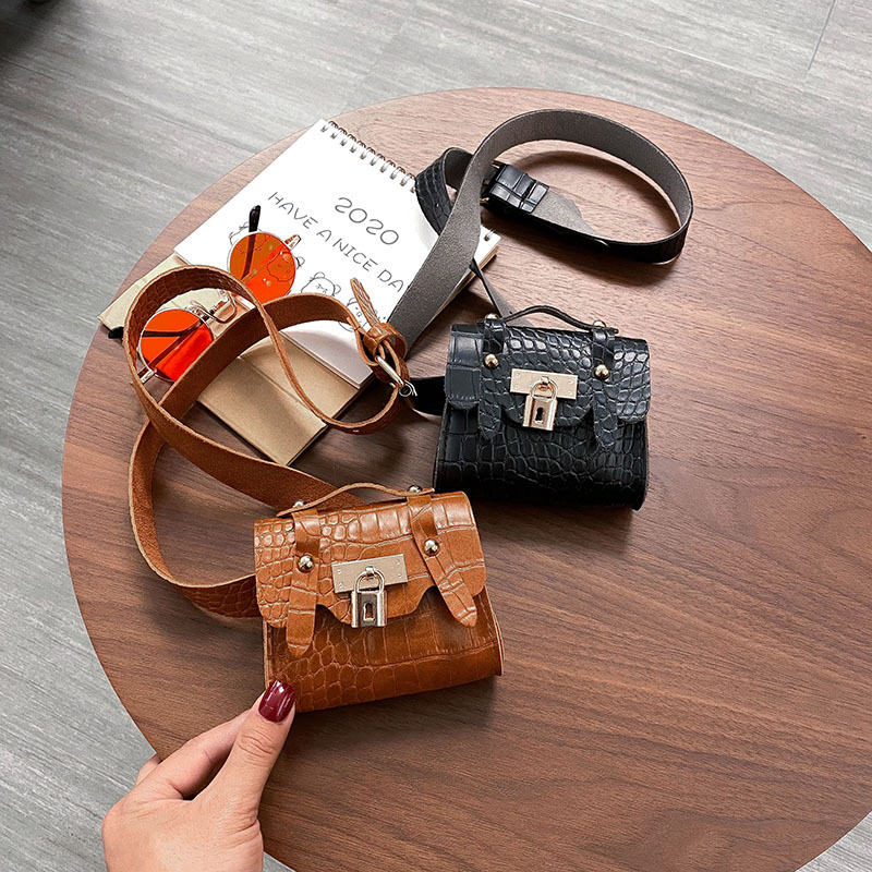 Ženska pojas torbica s uzorkom krokodila od PU kože, mini lančani ukras, crossbody mala torba (Materijal: PU; Podstava: sintetička koža; Otvaranje: magnetska kopča; Vanjski tip: torba s poklopcem)