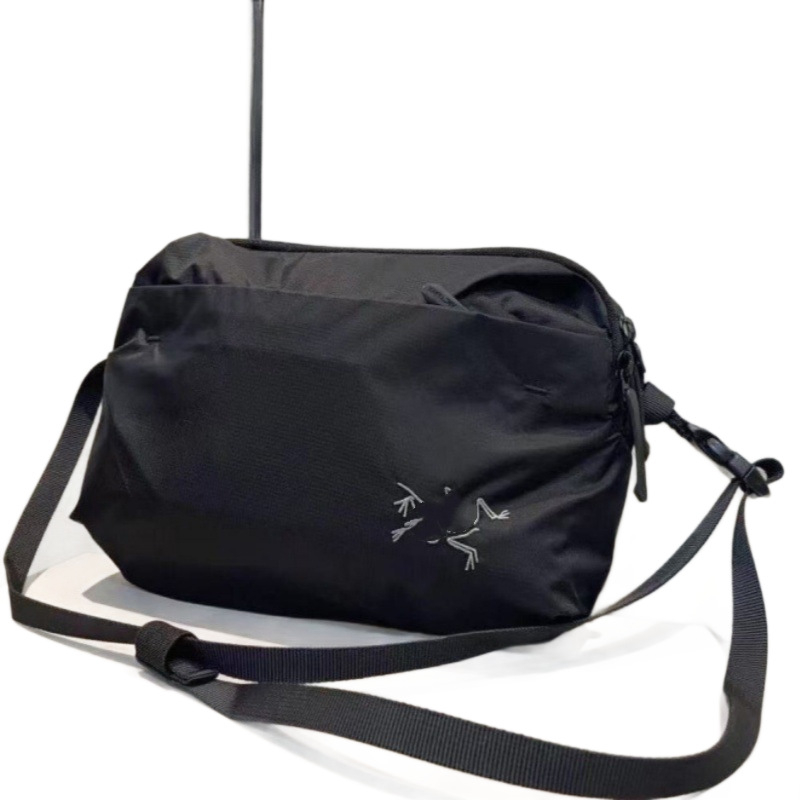 Crossbody torba za slobodno vrijeme — najlon, zatvarač, unutarnji džep, proljeće 2025