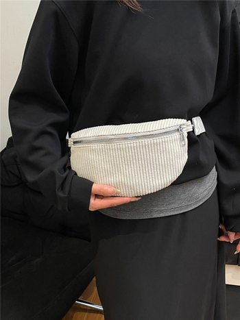 Crossbody torba od Corduroy materijala, školjkasti oblik, zatvarač i skriveni džep, podstava od poliestera