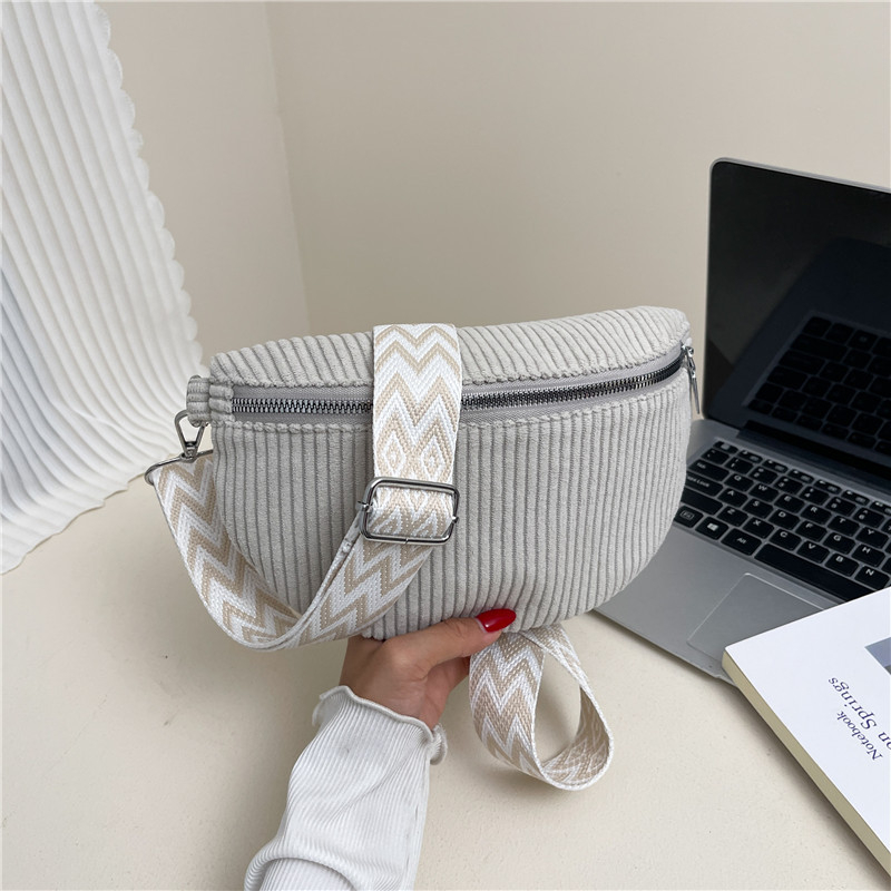 Crossbody torba od Corduroy materijala, školjkasti oblik, zatvarač i skriveni džep, podstava od poliestera