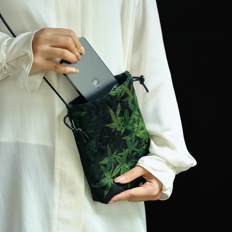 Geantă din mătase, închidere cu șnur (Formă verticală pătrată, buzunar intern pentru telefon, căptușeală din poliester, curea simplă)