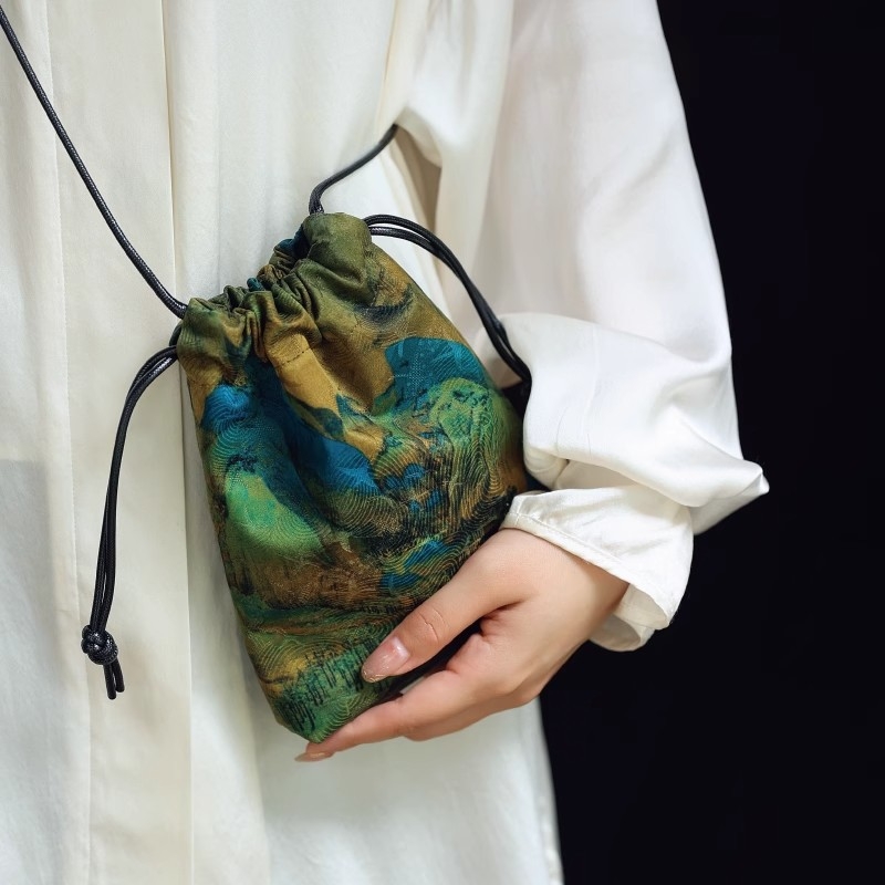 Geantă din mătase, închidere cu șnur (Formă verticală pătrată, buzunar intern pentru telefon, căptușeală din poliester, curea simplă)