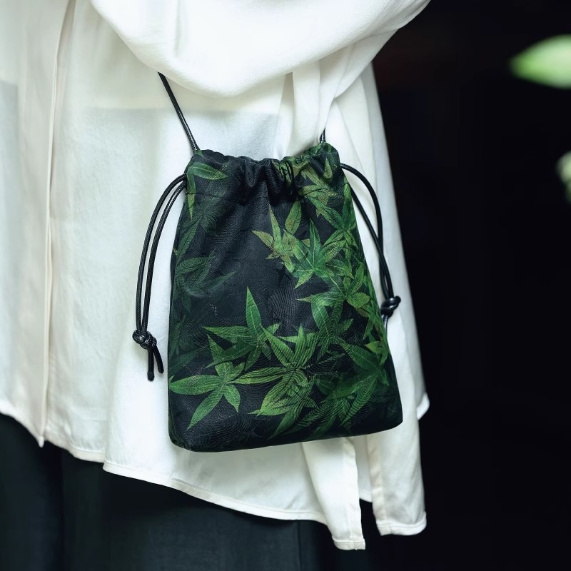 Geantă din mătase, închidere cu șnur (Formă verticală pătrată, buzunar intern pentru telefon, căptușeală din poliester, curea simplă)