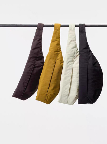 Najlon torba preko tijela s unutarnjim patch džepom, otvor na zatvarač, podstava od tkanine, pretinac sa sandvič zatvaračem, jedan ramenski remen, unisex stil