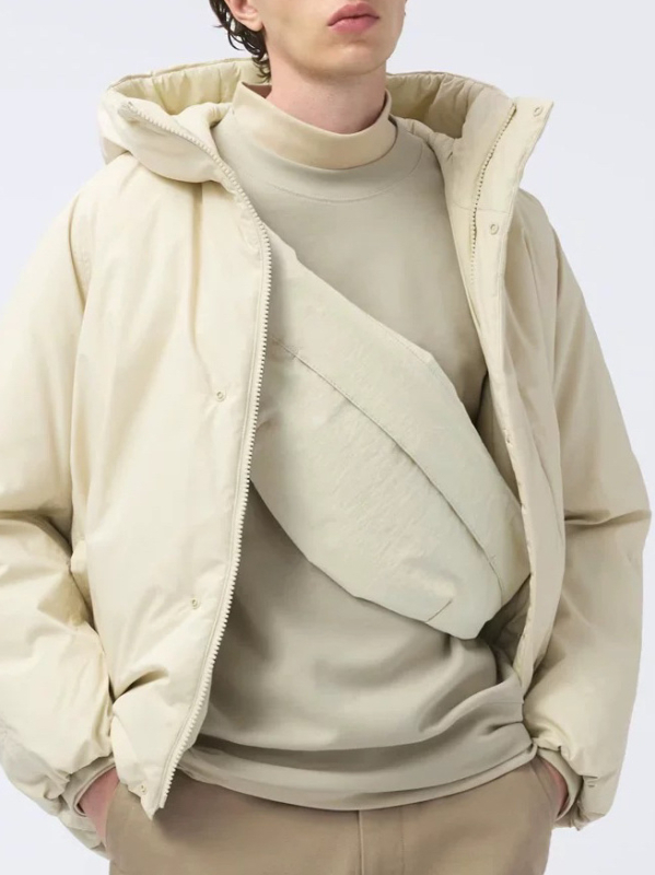 Najlon torba preko tijela s unutarnjim patch džepom, otvor na zatvarač, podstava od tkanine, pretinac sa sandvič zatvaračem, jedan ramenski remen, unisex stil