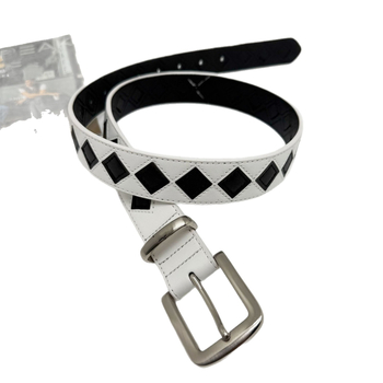 Valódi bőrből készült öv sakktáblás mintával, ötvözet csattal, zárócsat: tűs csatt, gyártási technológia: összeillesztés, stílus: személyes tendencia