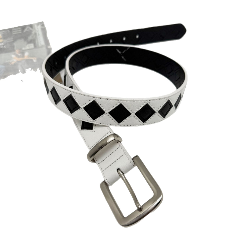 Valódi bőrből készült öv sakktáblás mintával, ötvözet csattal, zárócsat: tűs csatt, gyártási technológia: összeillesztés, stílus: személyes tendencia