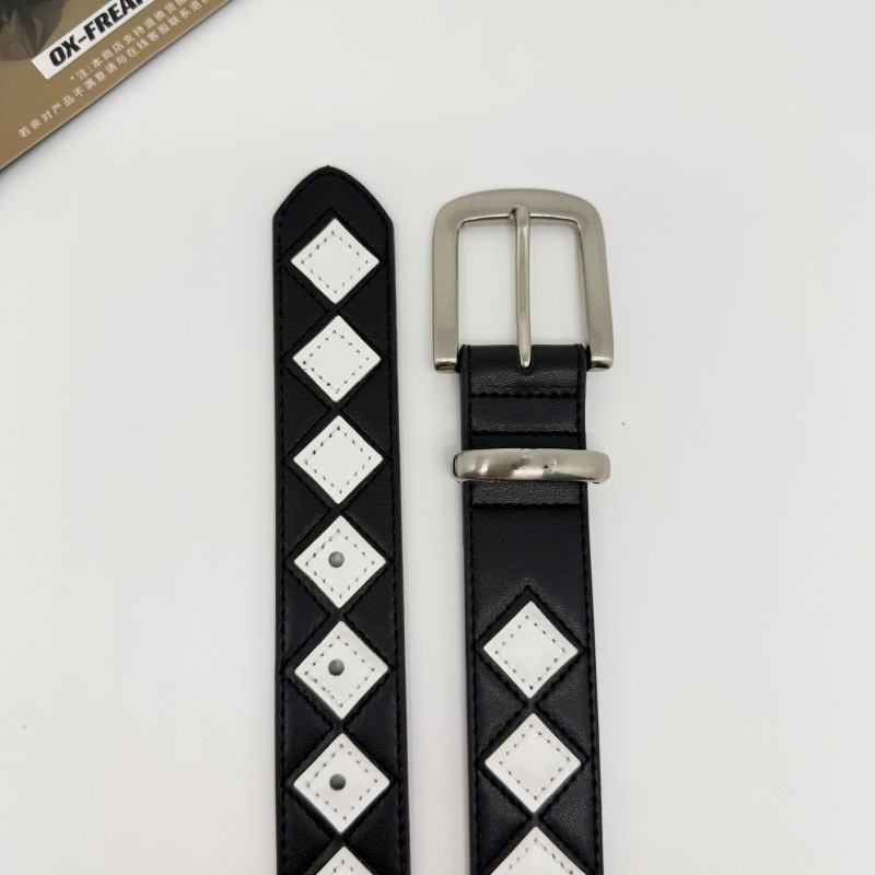Valódi bőrből készült öv sakktáblás mintával, ötvözet csattal, zárócsat: tűs csatt, gyártási technológia: összeillesztés, stílus: személyes tendencia
