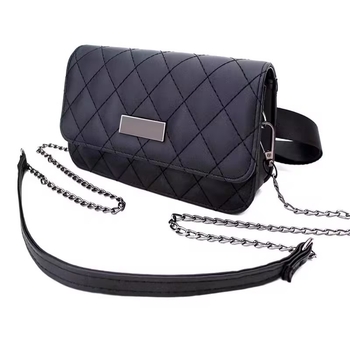 Kožna quilted crossbody torba s lančanim remenom, kapom i magnetskim zatvaranjem