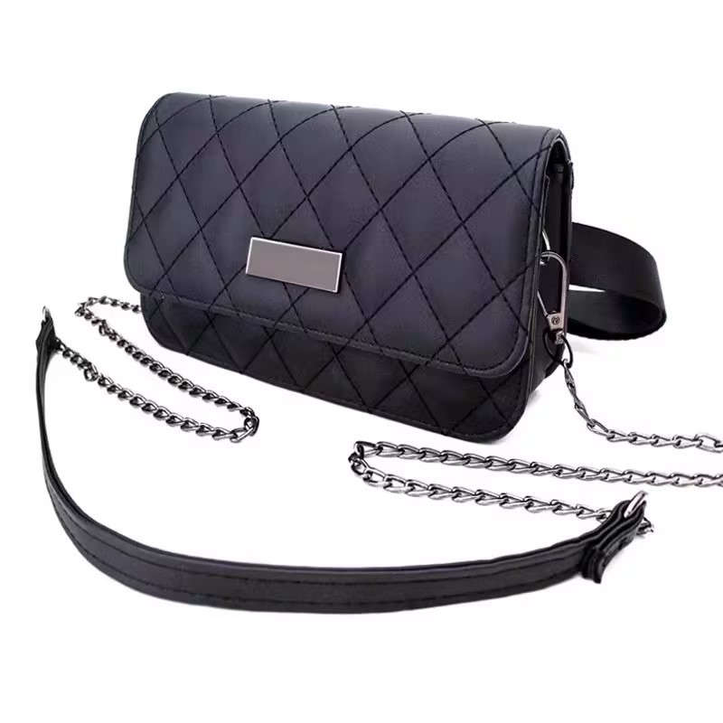 Kožna quilted crossbody torba s lančanim remenom, kapom i magnetskim zatvaranjem