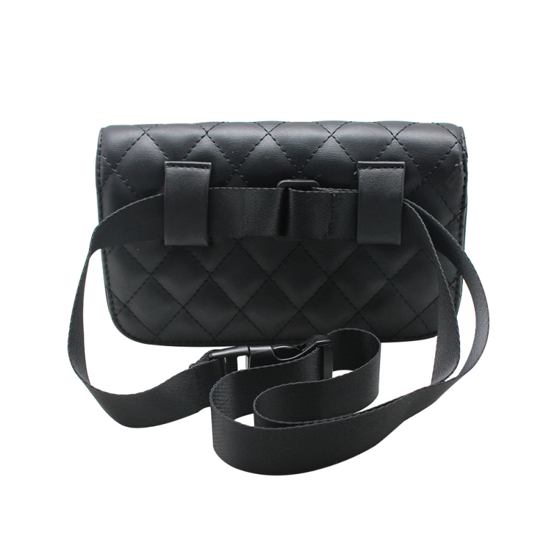 Kožna quilted crossbody torba s lančanim remenom, kapom i magnetskim zatvaranjem