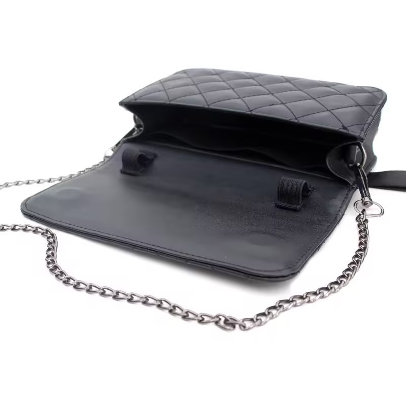 Kožna quilted crossbody torba s lančanim remenom, kapom i magnetskim zatvaranjem