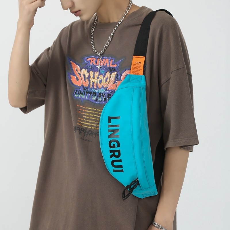 Torba za crossbody u ulično-stilskom izričaju, od najlona, s natpisnim slovima, zatvaranje zipom, podstava od poliestera, unutarnja džep na zip, mekan površinski