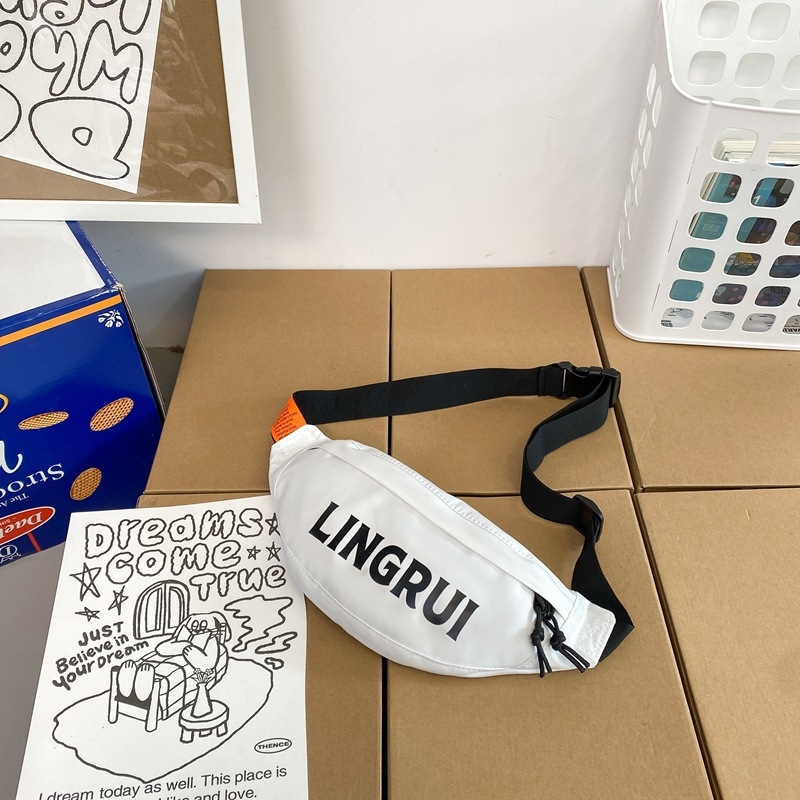 Torba za crossbody u ulično-stilskom izričaju, od najlona, s natpisnim slovima, zatvaranje zipom, podstava od poliestera, unutarnja džep na zip, mekan površinski