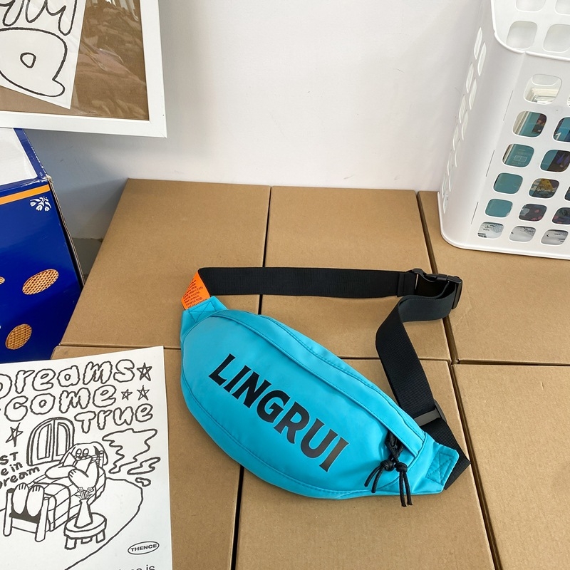 Torba za crossbody u ulično-stilskom izričaju, od najlona, s natpisnim slovima, zatvaranje zipom, podstava od poliestera, unutarnja džep na zip, mekan površinski