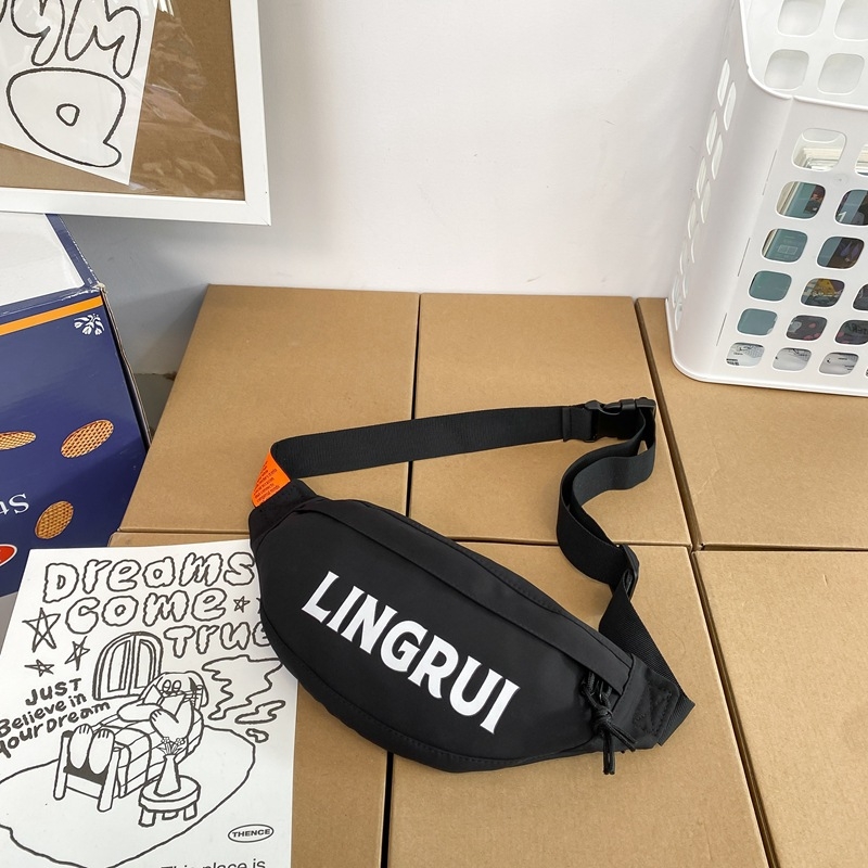 Torba za crossbody u ulično-stilskom izričaju, od najlona, s natpisnim slovima, zatvaranje zipom, podstava od poliestera, unutarnja džep na zip, mekan površinski